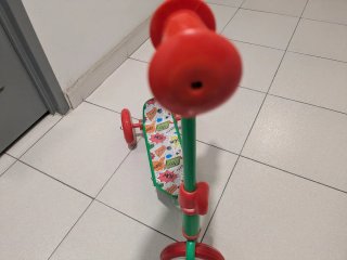 Patinete infantil 3 ruedas casi nuevo