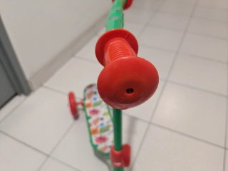 Patinete infantil 3 ruedas casi nuevo