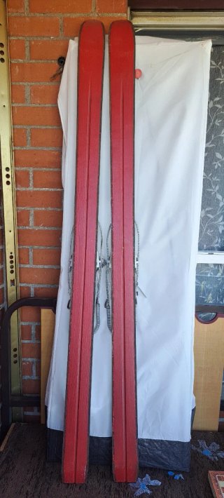 Esquís de madera blancos con fijaciones