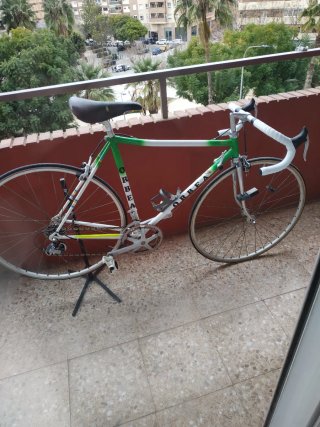 Bicicleta de carretera Orbea verde y blanca