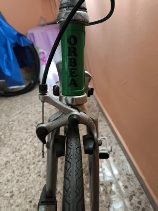 Bicicleta de carretera Orbea verde y blanca