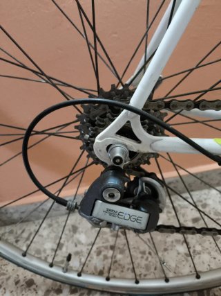 Bicicleta de carretera Orbea verde y blanca