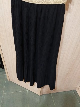 Falda negra con cinturón dorado