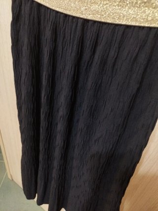 Falda negra con cinturón dorado