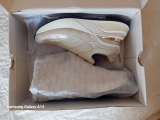 Deportivos mujer beige y dorado