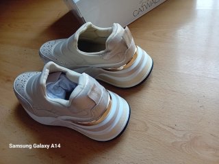 Deportivos mujer beige y dorado