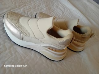 Deportivos mujer beige y dorado