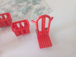 Lote Playmobil: Cajas, Botellas y Carretilla