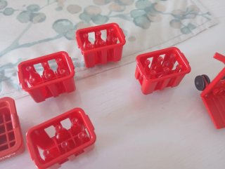 Lote Playmobil: Cajas, Botellas y Carretilla