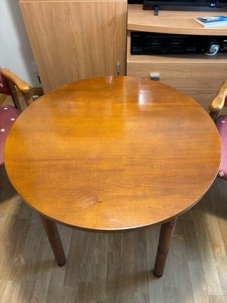 Juego 2 sillones tela y madera y mesa redonda