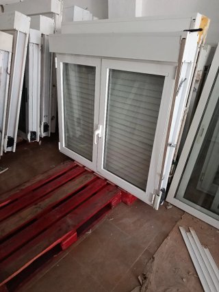 Ventana aluminio abatible blanca