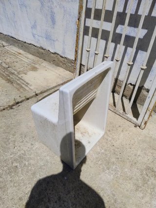 Pila de lavar blanca