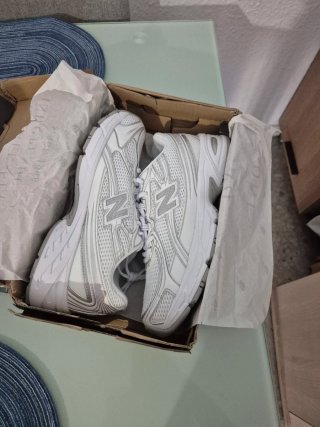 Deportivas New Balance Blancas y Plateadas