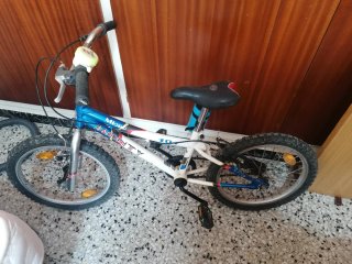 Bicicleta infantil blanca y azul