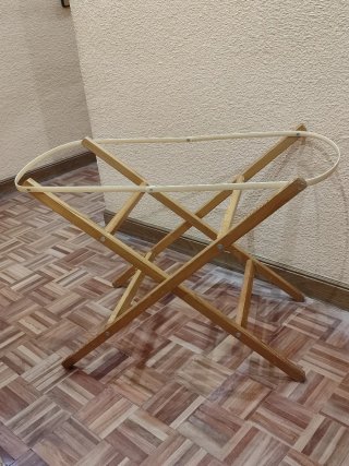 Moisés de mimbre con patas plegables