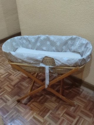 Moisés de mimbre con patas plegables