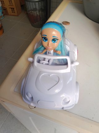 Cochecito de juguete blanco con muñeca