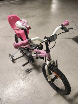 Bicicleta infantil rosa con ruedines