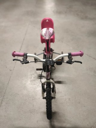 Bicicleta infantil rosa con ruedines