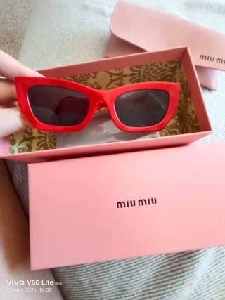 Gafas de sol rojas y negras