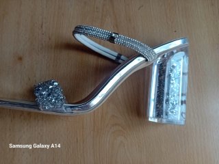 Zapatos de fiesta plateados con pedrería
