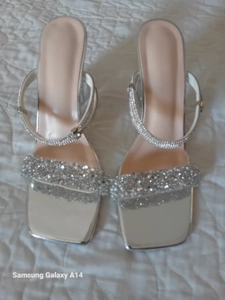 Zapatos de fiesta plateados con pedrería