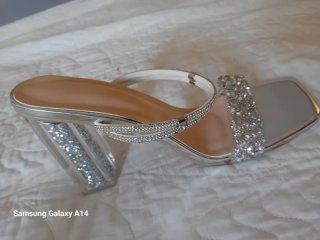 Zapatos de fiesta plateados con pedrería