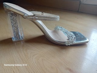 Zapatos de fiesta plateados con pedrería