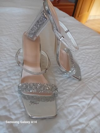 Zapatos de fiesta plateados con pedrería