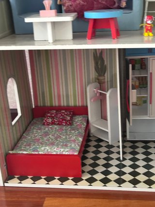 Casa de muñecas de madera