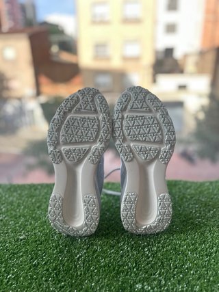 Nike Vomero 18 GTX Gris/Blanco - Talla 44