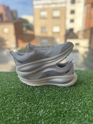 Nike Vomero 18 GTX Gris/Blanco - Talla 44