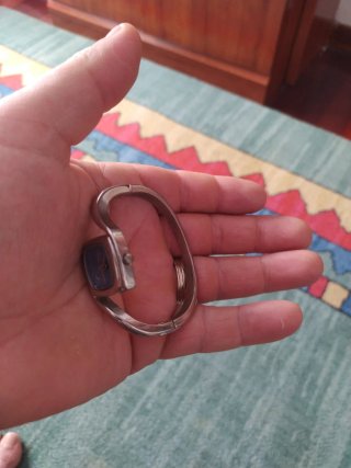 Reloj plateado con esfera azul