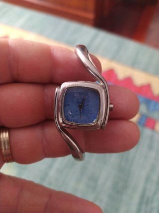 Reloj plateado con esfera azul