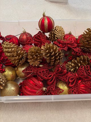 Caja adornos Navidad bolas y piñas