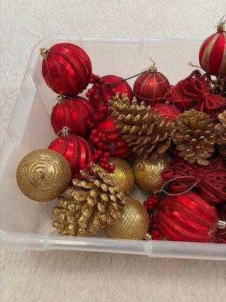 Caja adornos Navidad bolas y piñas