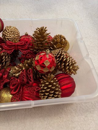 Caja adornos Navidad bolas y piñas