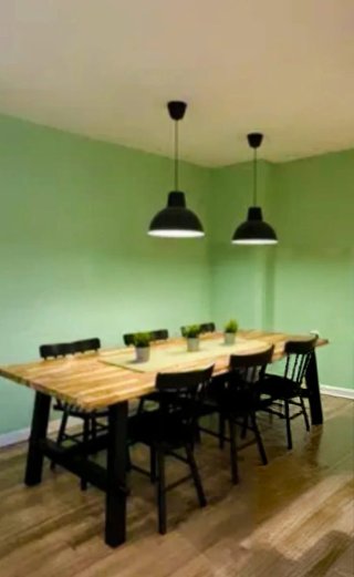 Mesa comedor de aluminio imitación madera.