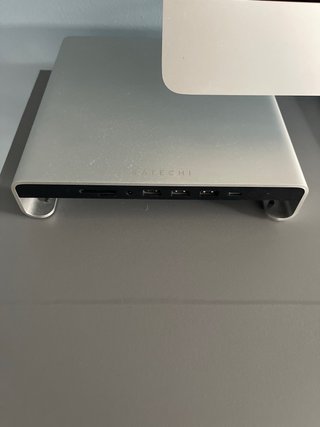 Escritorio gris con silla y iMac