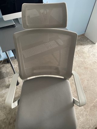 Escritorio gris con silla y iMac