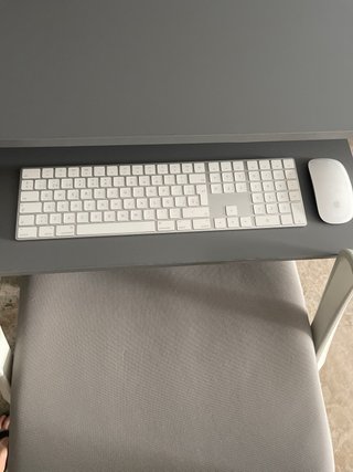 Escritorio gris con silla y iMac