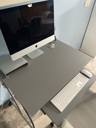 Escritorio gris con silla y iMac