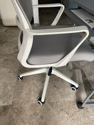 Escritorio gris con silla y iMac
