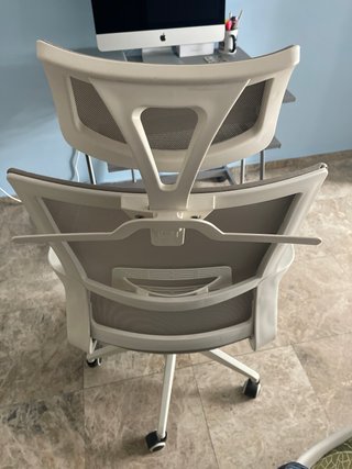 Escritorio gris con silla y iMac