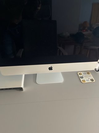 Escritorio gris con silla y iMac