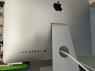 Escritorio gris con silla y iMac
