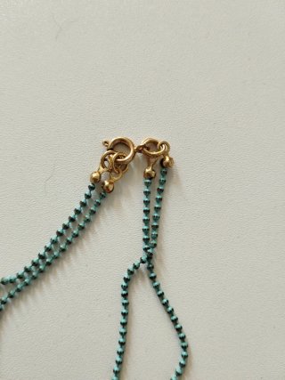 Collar con símbolo de la paz.