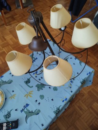 Lámpara de forja con 5 tulipas beige