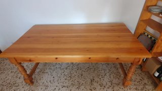 Mesa de comedor antigua de madera