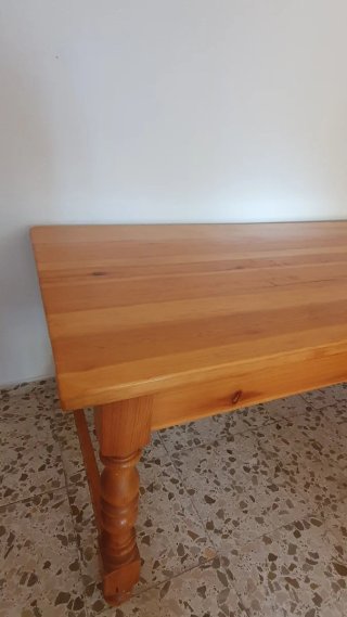 Mesa de comedor antigua de madera